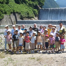 大自然の中での夏期キャンプ